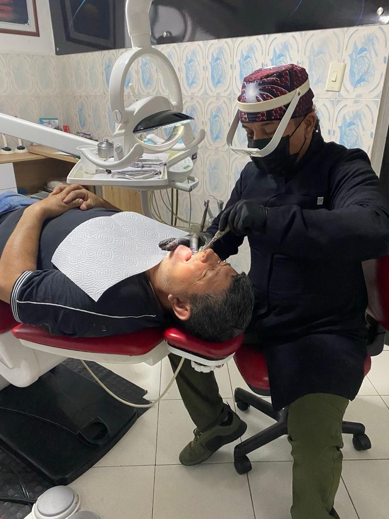 Atención a un paciente en el consultorio de Grupo Dental Edufharma