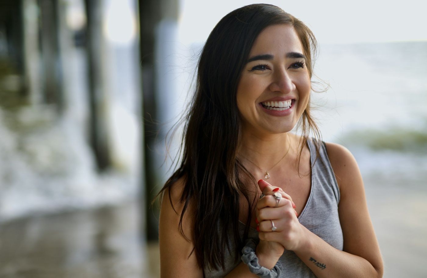 Mujer sonriendo con dientes sanos