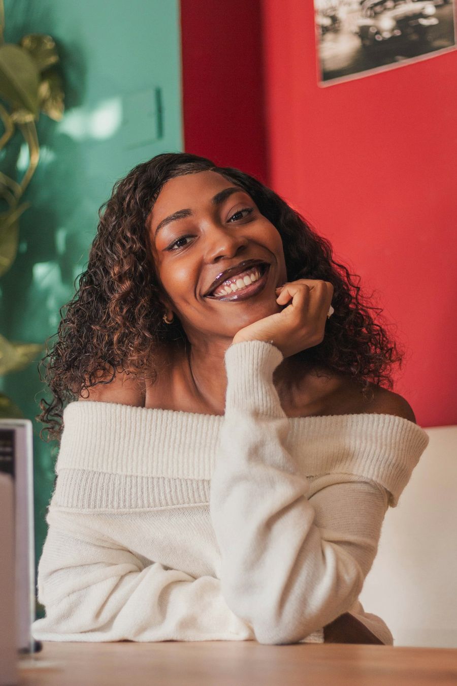 Mujer sonriendo tranquila
